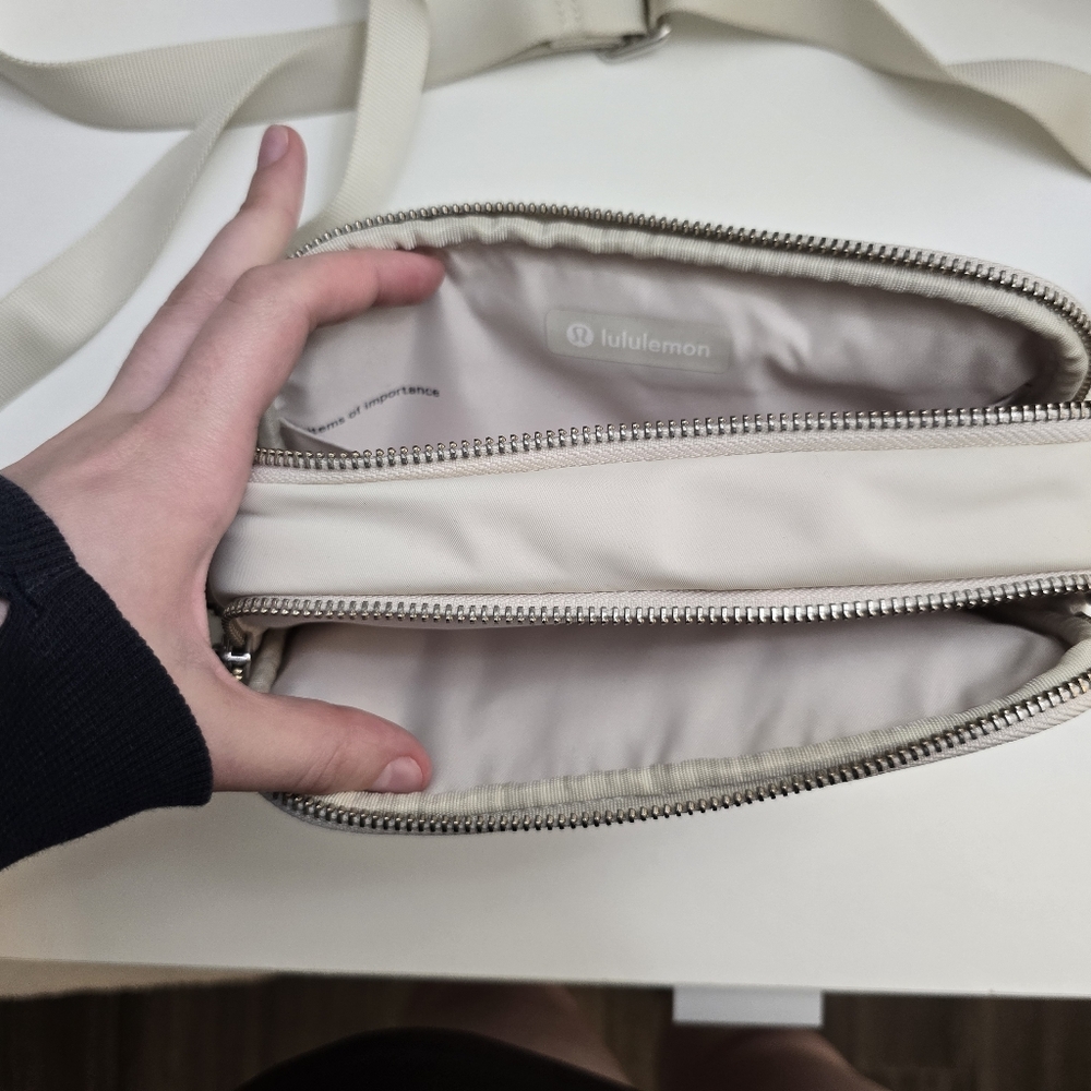 Lululemon Crossbody Camera Bag 2L - Picture 9 of 11